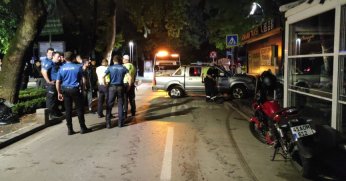 Aksiyon filmlerini aratmayan gece: Kavga ve kaçan aracın kovalanma anları kamerada