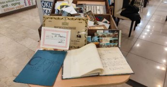 Kitapların arasında kalmış hatıralar bu bavulda saklanıyor