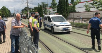 Yaya son anda ezilmekten kurtuldu, aracıyla tramway yoluna böyle uçtu
