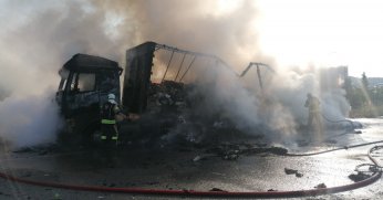 TEM'de tır alev alev yandı: O anlar kamerada