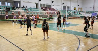 Voleybol Şenliği Sürüyor