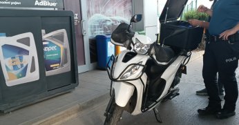 Motosiklette dengesini kaybedip düştü
