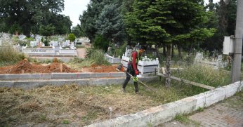 Çayırova'da mezarlıklar bayrama hazır