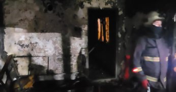 İtfaiye alevlerin arasına daldı