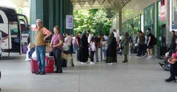 Otogarda bayram yoğunluğu başladı: Kimi tatile kimi aile ziyaretine gidiyor