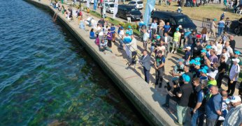 Aileler İzmit Körfezi'nde en fazla balığı yakalayabilmek için kıyasıya yarıştı
