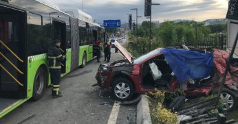 Otobüse çarpan otomobildeki aileden 3 kişi hayatını kaybetti