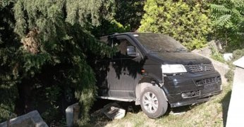 Park halinde freni boşalan araç mezarların üzerine uçtu
