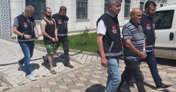 Tartıştıkları komşularını baltayla ağır yaralayan baba ve oğul tutuklandı