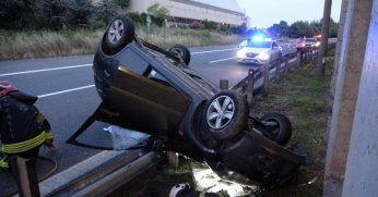 TEM’de alkollü sürücünün kullandığı otomobil bariyere çarpıp takla attı