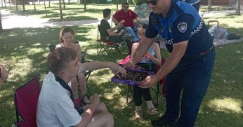 Vatandaşlara çikolata ikramı