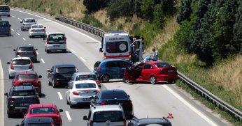 TEM'de 2 otomobil çarpıştı, uzun araç kuyruğu oluştu