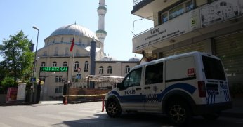 Cami önünde av tüfeğiyle vuruldu