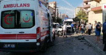 SUV tipi araç, çarpıştığı hafif ticari aracın üstünden atladı: 1 yaralı