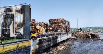 Kuzey Marmara Otoyolu’nda hurda kağıt yüklü tır dorsesi alevlere teslim oldu