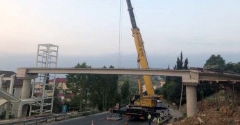 Darıca feribot yolu üstgeçidinin kirişleri monte edildi