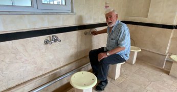 Ellerini kuruttuğu havluyla ayakkabısını sildi, yetmedi su içtikleri cami musluklarını bozdu
