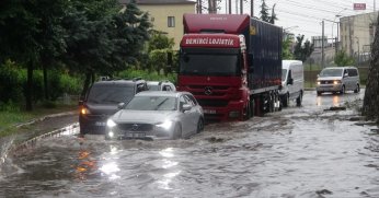 Kocaeli şiddetli yağmur sebebiyle adeta su altında kaldı, deniz ve dereler taştı, yollar göle döndü