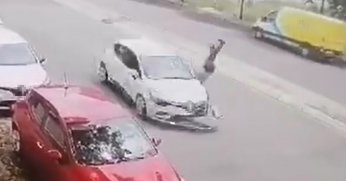 Otomobilin yayaya çarptığı feci kaza anı kameraya yansıdı