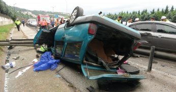 TEM'de kazaya karışan otomobil hurdaya döndü: 1 ölü, 1 yaralı