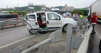 Kayganlaşan yolda kontrolden çıkan araç refüje çarptı: 2 yaralı