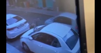 Otomobil yayaya çarptı, ortalık karıştı, sopayla camlarını kırdı