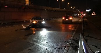 Bariyerlere çarpan otomobil yolun ortasında durabildi: 1 yaralı