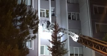 Çilingir kapıyı açamayınca iş itfaiyeye düştü: Pencereden girerek kapıyı açtılar