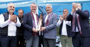 Başkan Büyükakın’a hediye kemençe