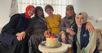 PAMBUK TEYZE 79 YAŞINDA İLK DOĞUM GÜNÜNÜ KUTLADI