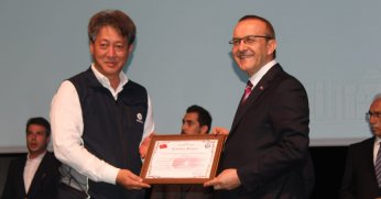 VALİ YAVUZ'DAN DEPREM BÖLGESİNE YARDIMDA BULUNAN BAĞIŞCILARA TEŞEKKÜR PLAKETİ! 