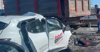 Lastiği patladığı için emniyet şeridine park eden kamyona otomobil çarptı