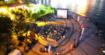 Körfez’de açık hava sinema keyfi sürüyor