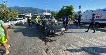 Kocaeli'de motosiklet ile otomobil çarpıştı: 3 yaralı