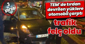 TEM’de tırdan devrilen yüklere otomobil çarptı, trafik felç oldu: 3 yaralı