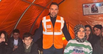 Depremzede miniklere oyuncak ve mutluluk kutusu sürprizi