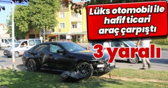 Lüks otomobil ile hafif ticari araç çarpıştı: 3 yaralı