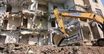 Körfez’de 4 katlı metruk bina yıkıldı