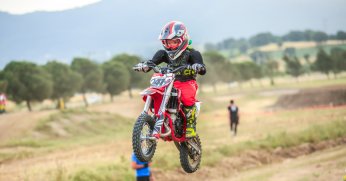 Babasını örnek aldı, 7 yaşında motokrosçu oldu