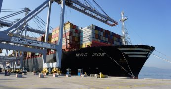 Dev konteyner gemisi İzmit Körfezi'ne demir attı