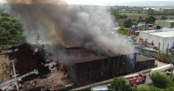 Kocaeli'de geri dönüşüm fabrikası yangını havadan dron ile görüntülendi