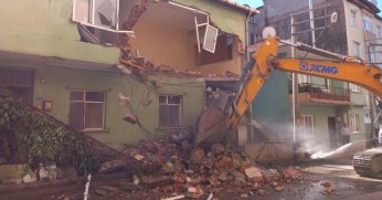 Körfez’de son ağır hasarlı bina da yıkıldı