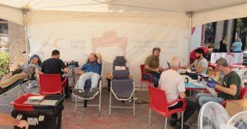 Kocaeli’de muhtarlardan Kızılay’a kan bağışı