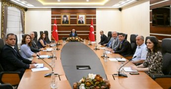 Vali Yavuz, Halk Gününde Vatandaşların Sorunlarını Dinledi