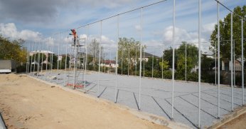 Yeni halı sahaların inşaatı devam ediyor