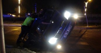 Alkollü sürücünün kullandığı cip sinyalizasyon direğine çarpıp böyle yan yattı