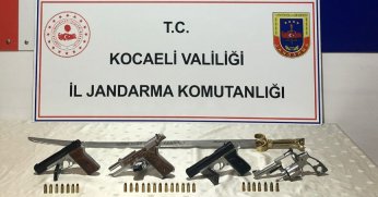 Operasyon yapılan evden kılıç çıktı