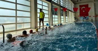 Bir ayda 3 bin 500 çocuk yüzme sporuyla tanıştı