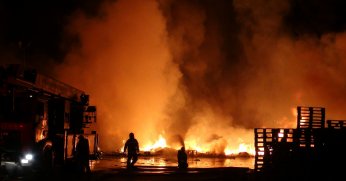 Zincir marketin deposuna ait açık alanda yangın