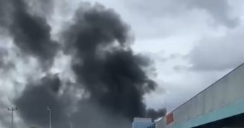 Kocaeli'de Migros deposunda büyük yangın